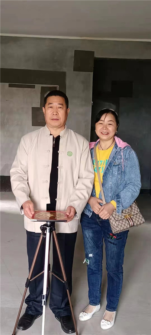 中国著名天眼风水学者，重庆风水大师高浦洪，2021年4月11日在重庆市綦江区通惠新城区联排别墅小区为福主老板看阳宅风水，装修前风水布局定位。