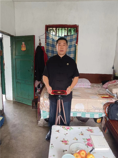 中国著名易道商三界联盟天眼风水学者，重庆风水大师高浦洪，2022年9月17日应邀在重庆市北倍区水土镇为福主看阳宅，化解风水。