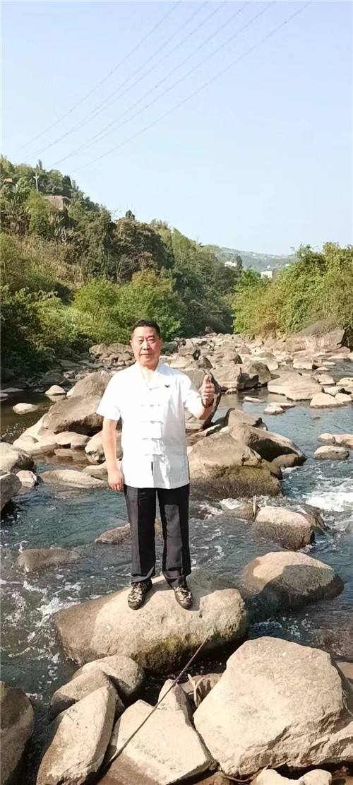 中国著名易道商三界联盟天眼风水学者、重庆风水大师高浦洪，2022年11月28日在贵州省习水县为福主老板看阴宅风水，精选阴宅墓地。