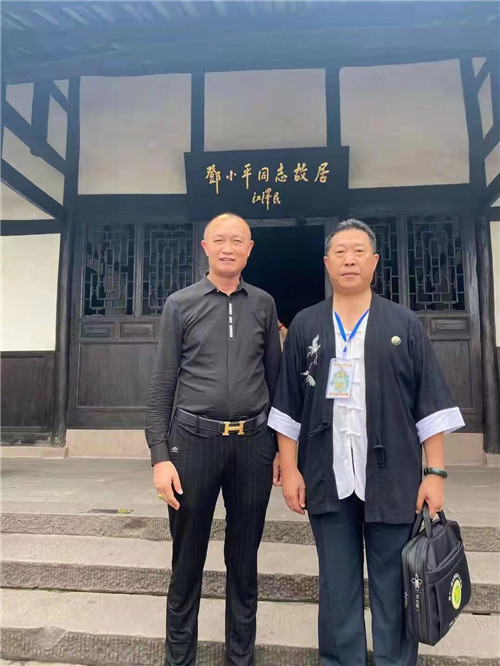 中国著名易道天眼风水学者，重庆风水大师高浦洪，2021年6月20日在四川省广安市学习考察邓小平故里，佛手山祖墓风水。