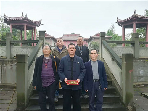 中国著名易道天眼风水学者，重庆风水大师高浦洪，2020年10月19日在重庆市綦江区东溪镇秦公山——“玄帝观”，看道观风水。