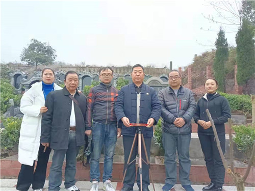 中国著名易道商三界联盟天眼风水学者，重庆风水大师高浦洪，2021年12月15日带领徒弟在云南省昭通市水富县长松公墓，现场实战操作点地，安葬亡人。