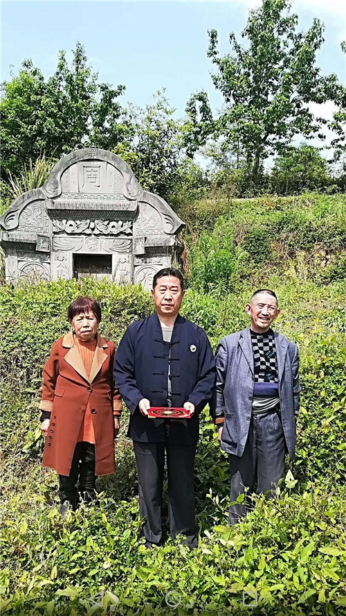 重庆风水大师，中国著名易道天眼风水学者高浦洪，2020年4月12日在重庆市綦江区永新镇为福主老板看阴宅风水，精选阴宅墓地。