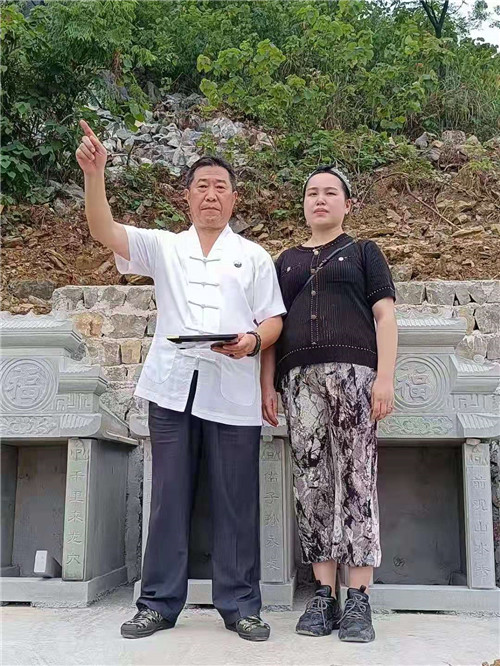 中国著名易道天眼风水学者，重庆风水大师高浦洪，2021年6月25日在重庆市万盛经开区“龙凤陵园”为福主老板做阴宅风水，精选吉祥陵园墓地。