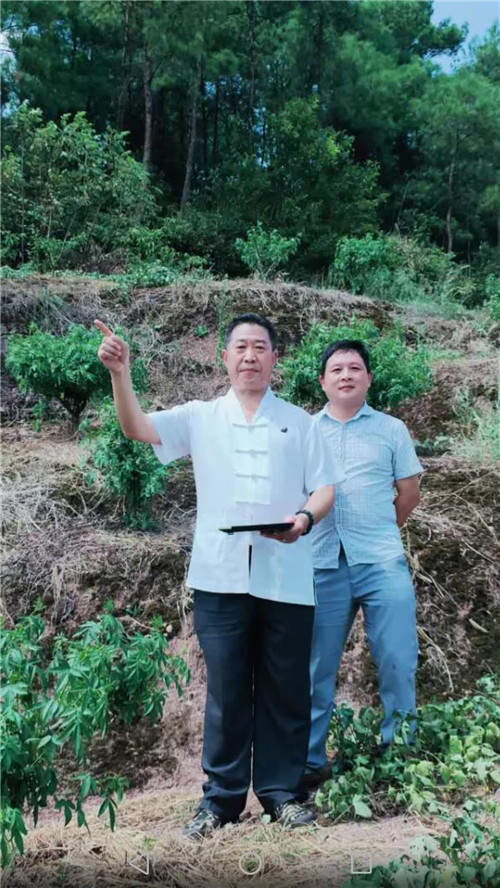 重庆风水大师，中国著名易道天眼风水学者高浦洪，2020年8月29日在贵州省桐梓县为福主老板精选阴宅墓地。