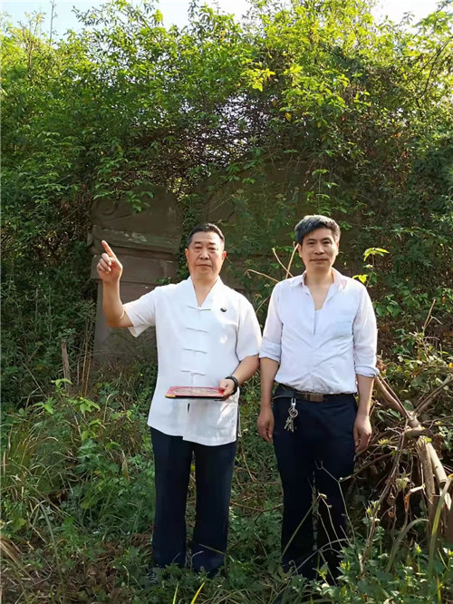 德申国际商务俱乐部会员，重庆风水大师高浦洪，2022年3月19日受邀在贵州省遵义市为善信福主老板做阴宅风水，精选上档次阴宅墓地。