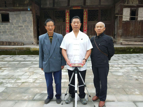 重庆风水大师高浦洪5月31日在重庆市綦江区横山镇为福主老板看阳宅风水5月28日在重庆市綦江区三角镇红岩村为重庆刘氏大家族