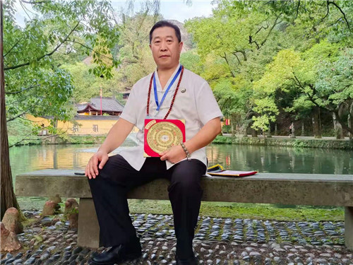 中国著名易道天眼风水学者，重庆风水大师高浦洪，2021年10月24日重庆飞无锡去苏州。受“德申国际商会苏州俱乐部”邀请，荣幸参加苏州俱乐部活动会。