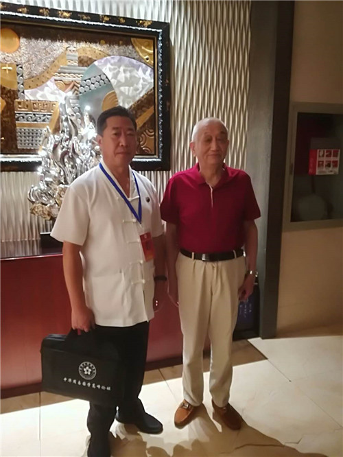 中国著名易道天眼风水学者，重庆风水大师高浦洪，2020年9月13日在南京参加中华周易国学高峰论坛大会演讲:“中国易道天眼风水”！有幸与张志哲教授“国学泰斗”合影留念！