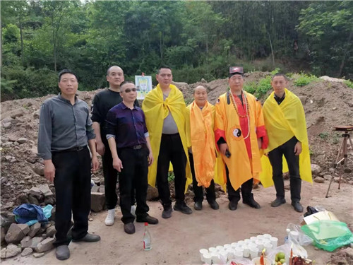 中国著名易道商三界联盟天眼风水学者，重庆风水大师高浦洪，2022年4月19日受邀在重庆市綦江区东溪镇为建桥老板“修建东溪古镇鲤鱼池大桥”
