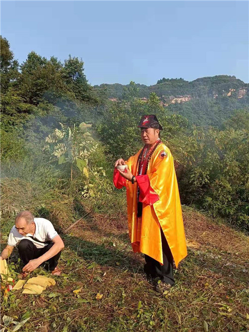 中国著名易道天眼风水学者，重庆风水大师高浦洪，2021年8月4日40度高温在重庆市綦江区永新镇为福主老板做阴宅风水，做寿墓。