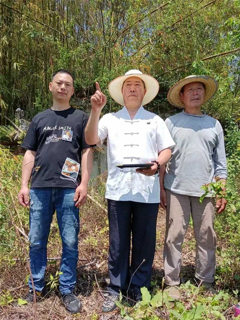 2023年4月19日受邀在重庆市綦江区三角镇乐兴中垻为福主老板看阴宅风水