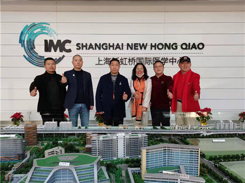 中国著名易道商三界联盟天眼风水学者，德申国际商务俱乐部会员，重庆风水大师高浦洪，2021年12月27日下午应邀在上海闵行区，唯嘉老弟创办的“上海新虹桥国际医学中心”作风水考察。