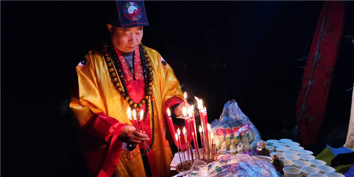 2020年1月1日元旦传法日，在重庆800米高山上独特的翻天印巨石上，重庆风水大师高浦洪特邀谭师父，众师兄姐弟们，集宇宙之精华，收大自然之灵气！