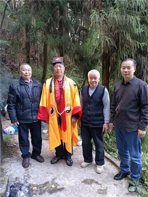 中国著名易道商三界联盟天眼风水学者、重庆风水大师高浦洪，2022年11月1日在重庆市万盛经开区金桥镇为福主老板做阴宅风水