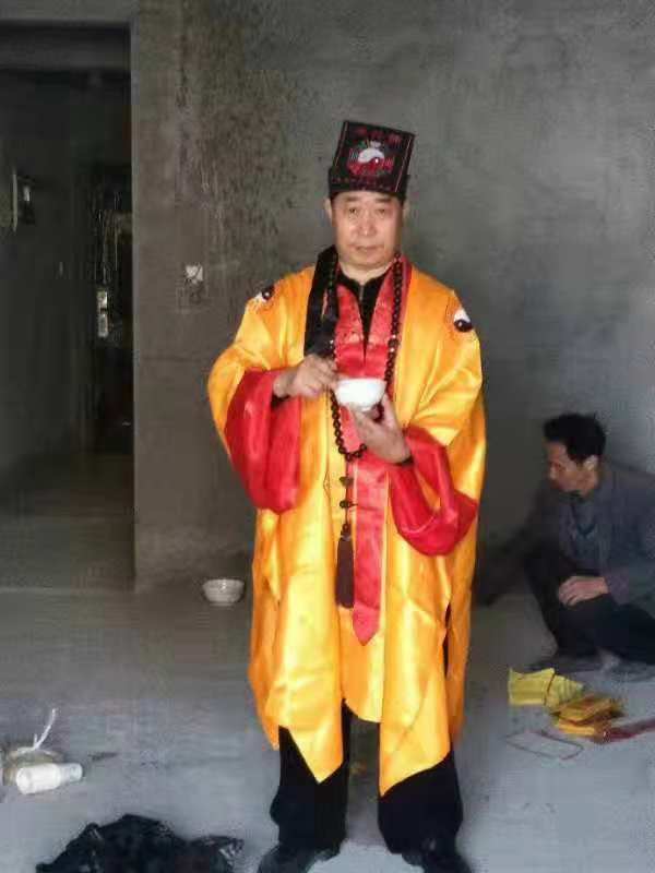 重庆风水大师高浦洪在重庆市綦江区为福主老板看阳宅风水