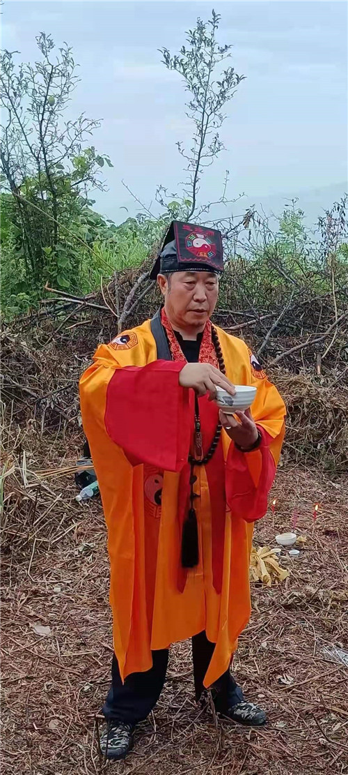 中国著名易道天眼风水学者，重庆风水大师高浦洪，2021年7月11日在贵州省习水县温水镇为福主老板做阴宅风水，做吉祥寿墓。