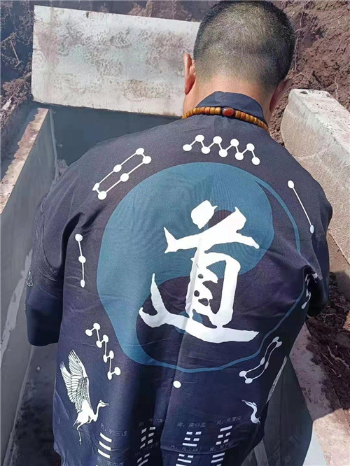 中国著名易道天眼风水学者，重庆风水大师高浦洪，2021年7月18日在重庆市綦江区石角镇为福主老板迁葬祖坟。