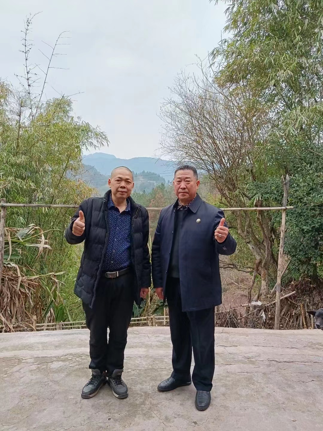 高浦洪应邀在重庆市巴南区南龙乡为福主老板看阴宅风水