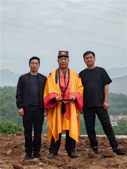 中国著名易道商三界联盟天眼风水学者，重庆风水大师高浦洪，2022年4月29日受邀在重庆市綦江区篆塘镇珠滩村为福主老板修建别墅，做动工前相关法事。