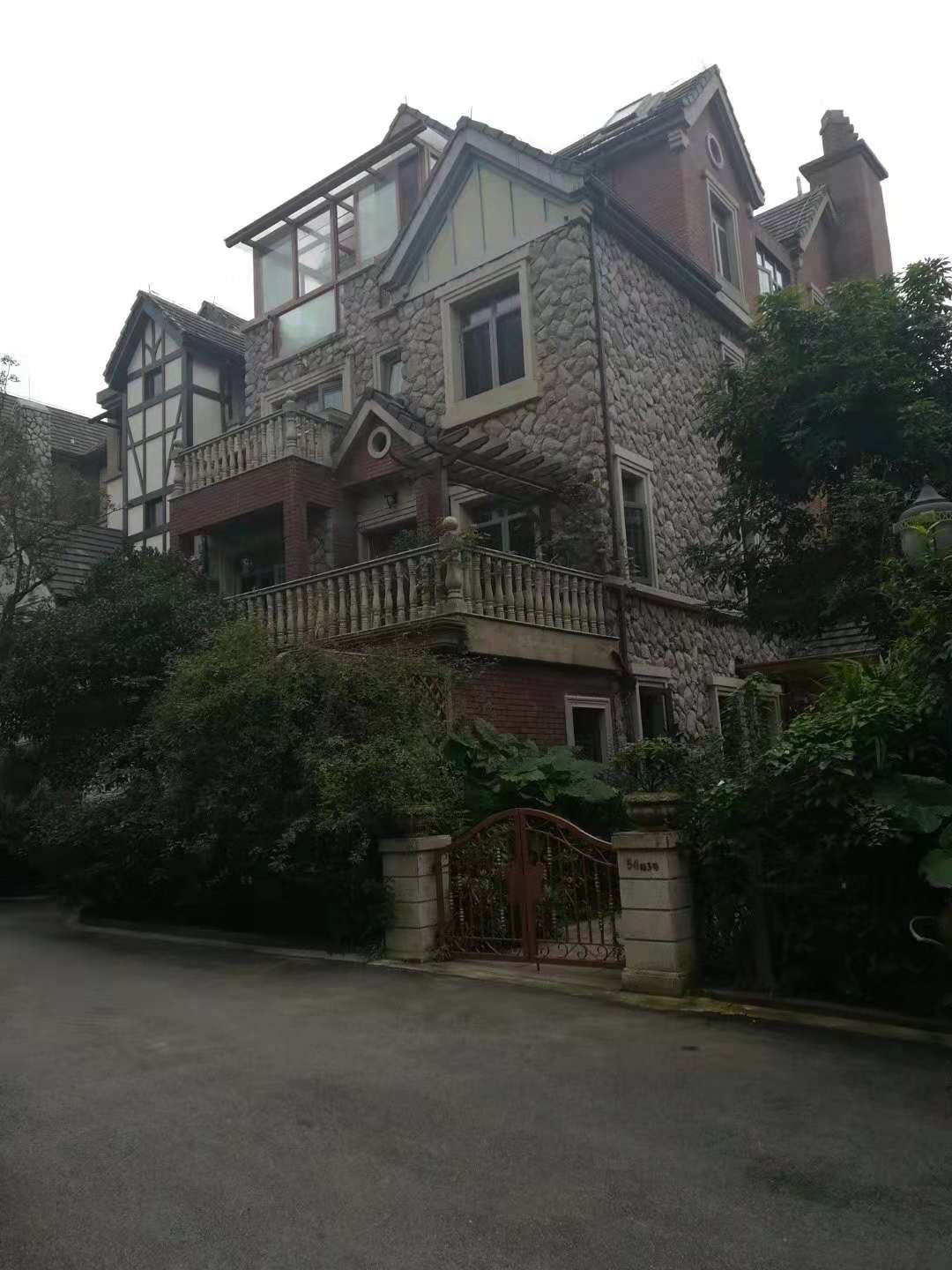 重庆风水大师高浦洪为重庆市江北区为福主老板看别墅阳宅风水