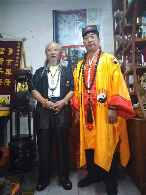 重庆风水大师高浦洪，2019年10月26日在江苏省常州市武进区湖塘镇，中国茅山三清观徐百顺道长，在他家里向我拜师。在神坛前拜师后，高质量一次性通天眼！