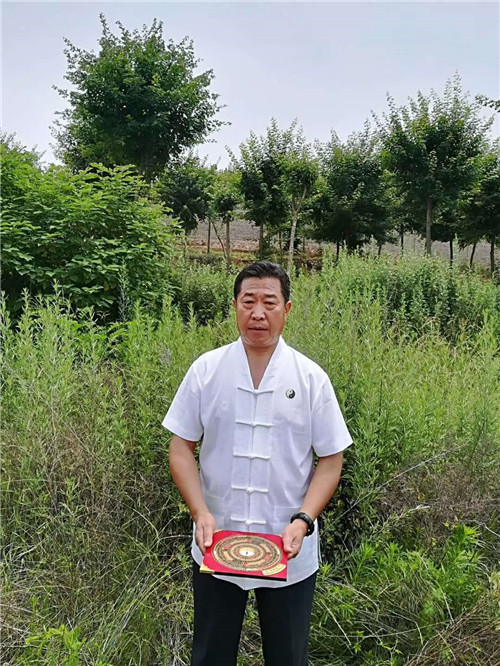 重庆风水大师，中国著名古法天眼风水学者高浦洪，2020年6月19日在山东省潍坊市安丘市与培训平台合作，精选阴宅培训点穴教案，为正式开班作准备。