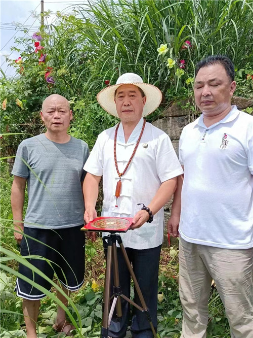 重庆风水大师高浦洪，2022年6月25日受邀在四川省广安市华蓥市高兴镇为福主老板看阴宅风水
