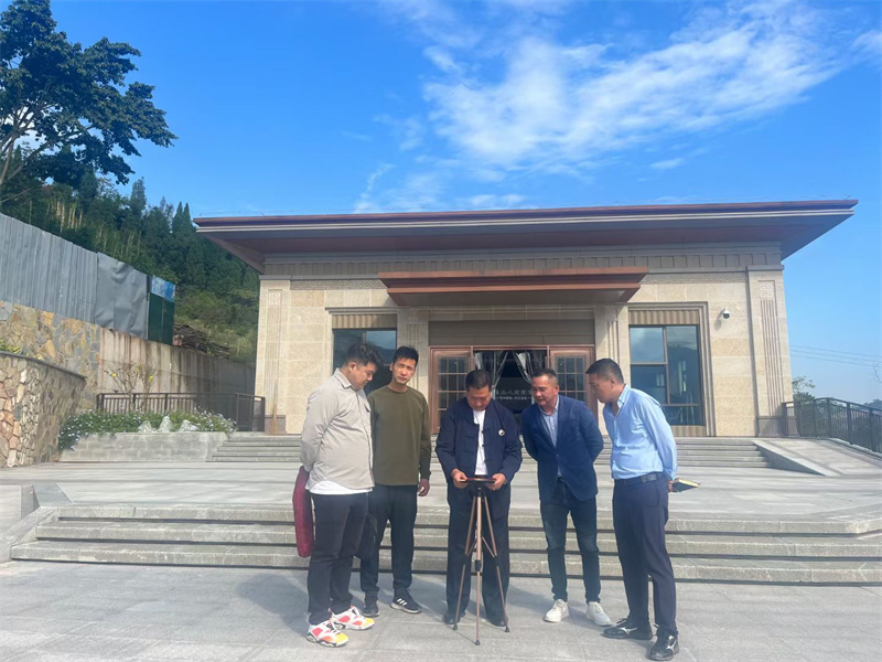 高浦洪老师2023年10月16日受邀在重庆市綦江区篆塘龙龟山公墓看风水