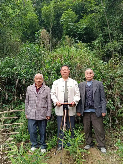 中国著名易道商三界联盟天眼风水学者、重庆风水大师高浦洪，2022年10月15日在重庆市南川区为福主老板看阴宅墓地风水。