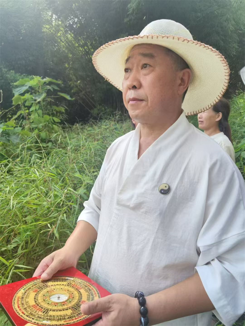 中国天眼风水实战应用非遗传承人，中国非物质文化遗产研究院智库专家，中科院主管《当代科学家》期刊社主任委员高浦洪，2024年8月18日应邀在重庆市荣昌县安富镇为福主老板看阴宅风水，两个祖坟犯凶严重，建议另选风水宝地迁葬。