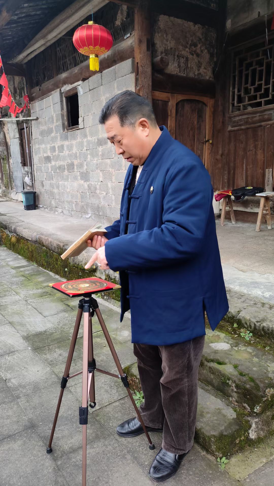 非物质文化遗产研究院智库专家高浦洪受邀在重庆市綦江区三角镇红岩骄子山足下为刘氏宗亲精选“刘氏宗祠”