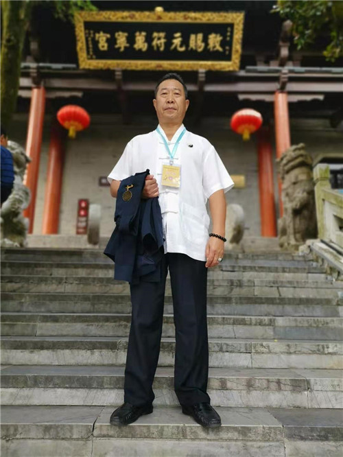 重庆风水大师，中国著名易道天眼风水学者，2019年10月13日在江苏镇江句容市参加中国传统文化易道文化论坛大会，代表华夏易学联合会致辞！