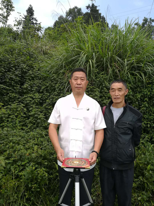重庆风水大师高浦洪5月31日在重庆市綦江区横山镇为福主老板看阳宅风水