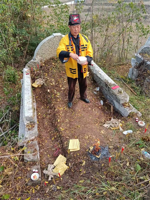 中国著名易道商三界联盟天眼风水学者高浦洪，2023年1月12日受邀在贵州省习水县为福主老板做阴宅风水，安葬亡人主葬