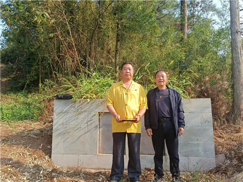 中国著名易道商三界联盟天眼风水学者，重庆风水大师高浦洪，2022年10月21日应邀在重庆市綦江区永新镇为福主老板看阴宅墓地风水。