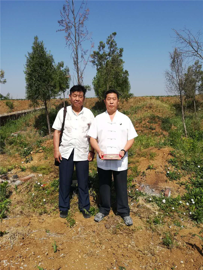 重庆风水大师高浦洪，2019年5月22日在河南省南阳市为福主老板看阴宅风水。