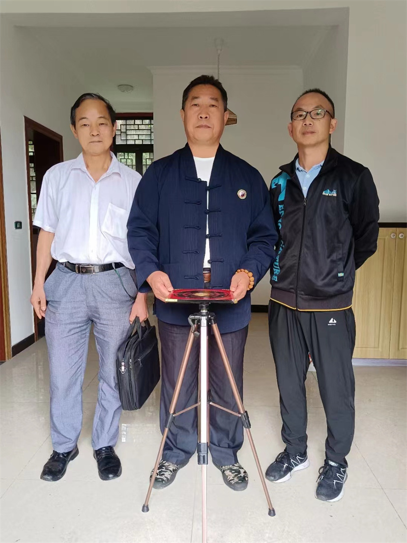 高浦洪老师2023年6月5日应邀在重庆市綦江区白云观，海拔1000米的台头山＂玉宇軒＂小区给福主老板看阳宅风水