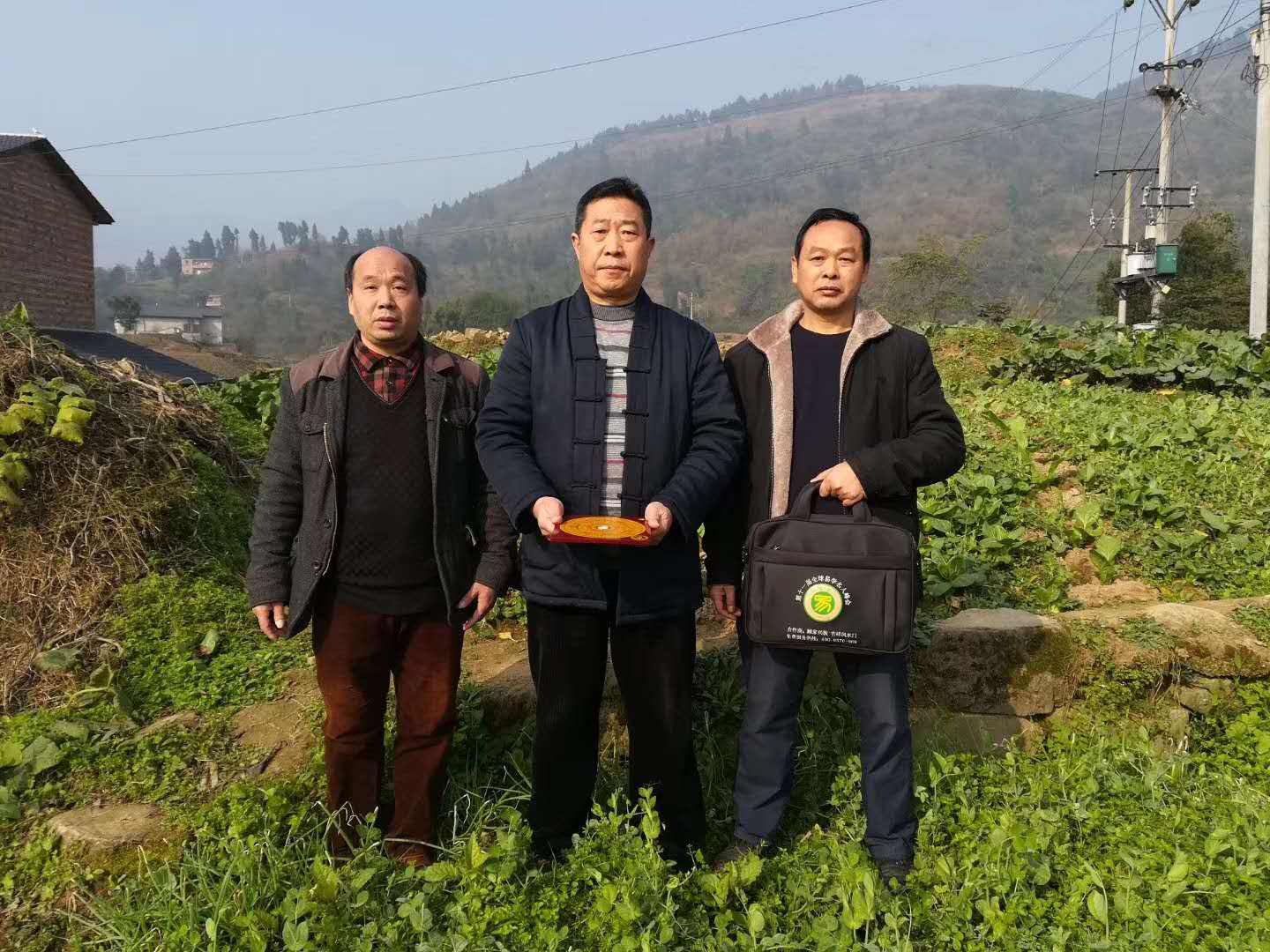 重庆风水大师高浦洪与重庆周易学术研究会八卦组及部份专家学者上山实战现场研究学习考察阴宅风水