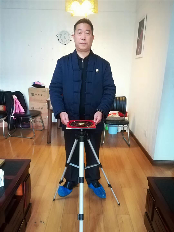 中国著名易道天眼风水学者，重庆风水大师高浦洪，2020年3月29日在重庆市渝北区为福主老板看阳宅风水。已山亥向，灶上犯凶，需改安灶方位，达到相生大吉之灶！其它事项按阳宅风水布局调整。