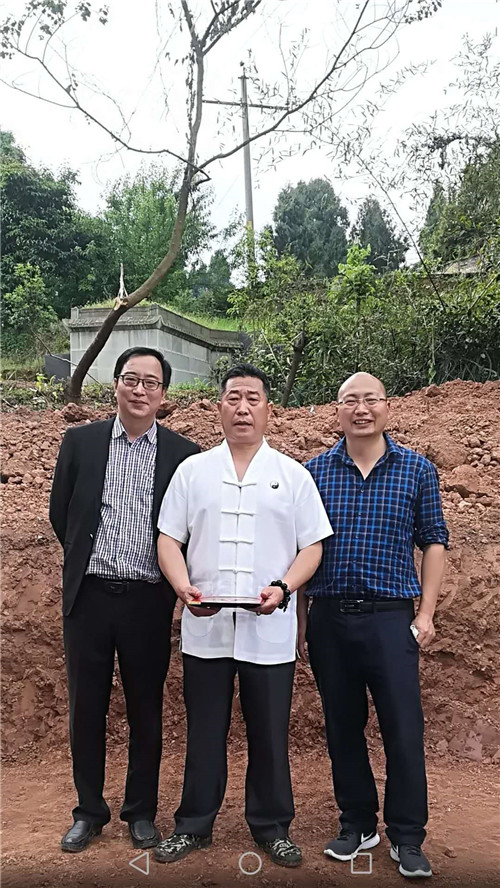重庆风水大师高浦洪，2020年4月30日在四川省泸州市古蔺县德耀镇为福主老板看阴宅风水，精选阴宅墓地。