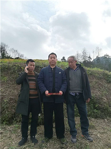 中国著名易道天眼风水学者，重庆风水大师高浦洪，2020年3月9日在重庆市綦江区永新镇新建村为福主老板精选阴宅墓地。
