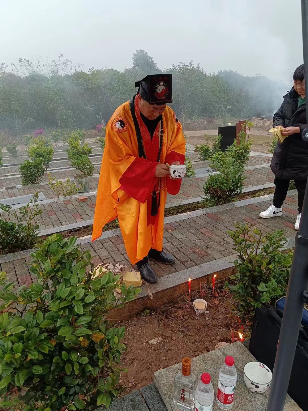 中国著名易道商三界联盟天眼风水学者高浦洪，2022年12月27日受邀在重庆市綦江区三角团山公墓修建墓位，安葬亡人。