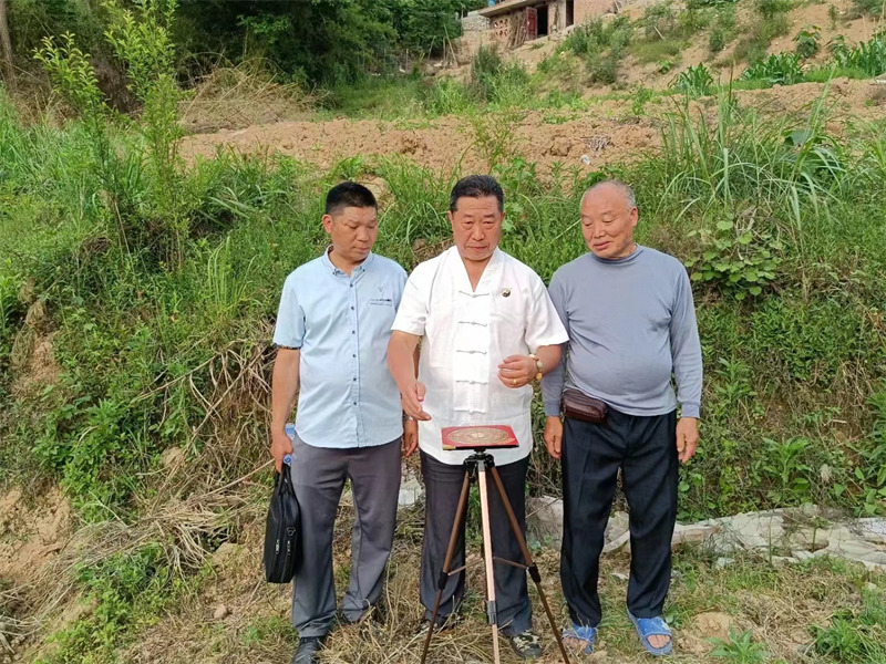 高浦洪老师2023年5月2日受邀在重庆市綦江区隆盛镇思林村为福主老板看阴宅风水