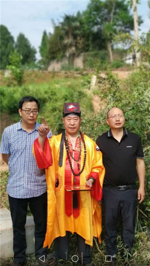 重庆风水大师高浦洪，2020年5月7日在四川省泸州市古蔺县德耀镇为福主老板做阴宅风水，修造阴宅寿墓。