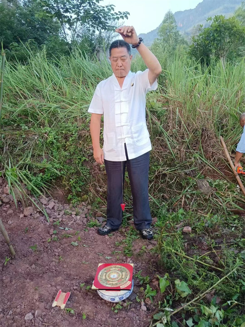 高浦洪老师2023年6月25日受邀在重庆市江津区为福主老板做阴宅寿墓