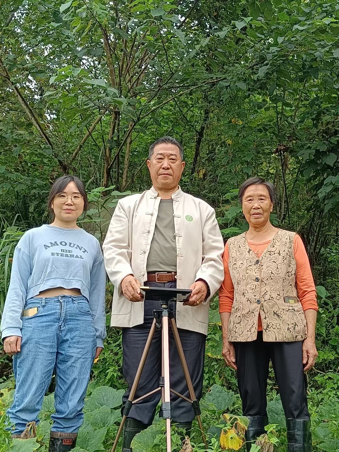 中国天眼风水实战应用非遗传承人，中国非物质文化遗产研究院智库专家高浦洪，2023年10月4日受邀在重庆市万盛经开区为福主老板看阴宅风水，精选吉祥墓地。是很好的风水宝地。