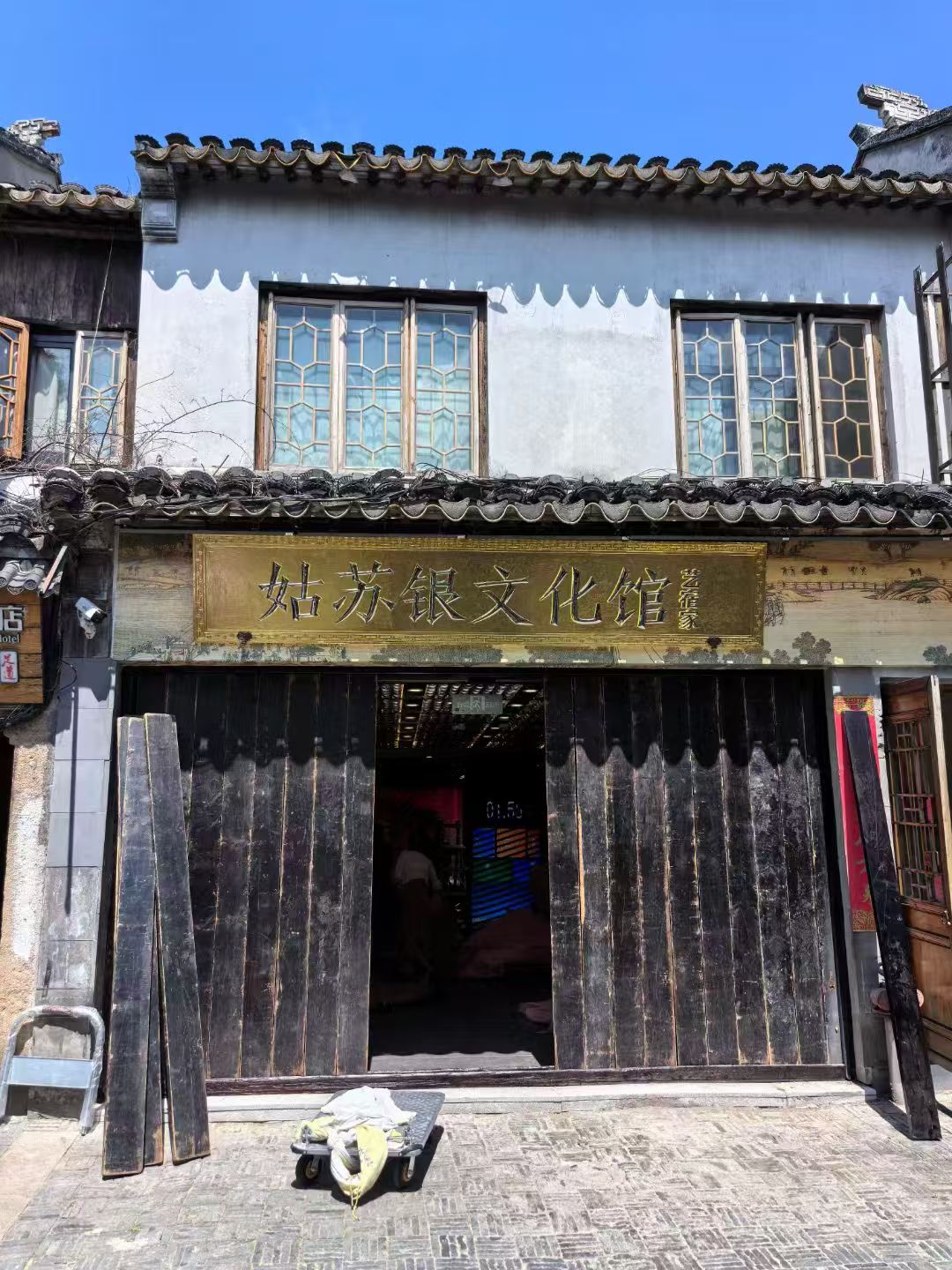 【工程案例】古建筑格力商用中央空调安装调试完毕，终于安全顺利完成。 ​空调新风验收完毕，虽然没有金山但看着银山的感觉也挺爽的