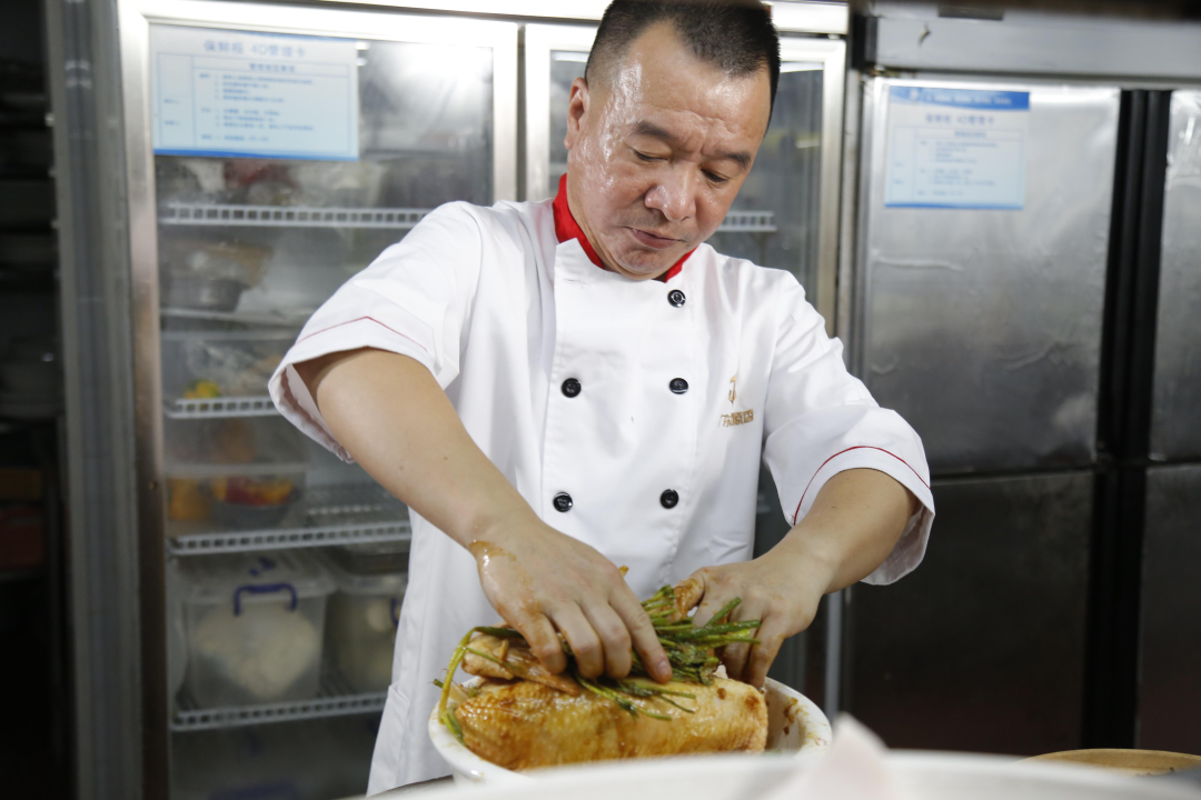 “豆酱焗鸡”入选市级非遗项目名录，广东金源香黄金湖师傅登《汕头日报》解密制作技艺！