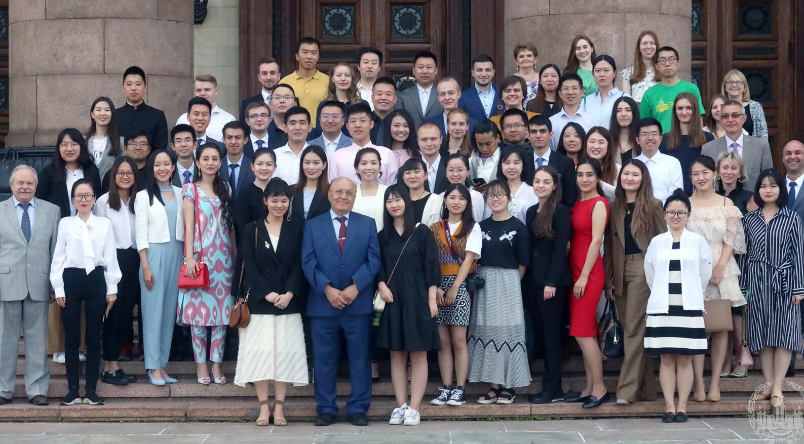 莫斯科国立大学校长与留学生合影